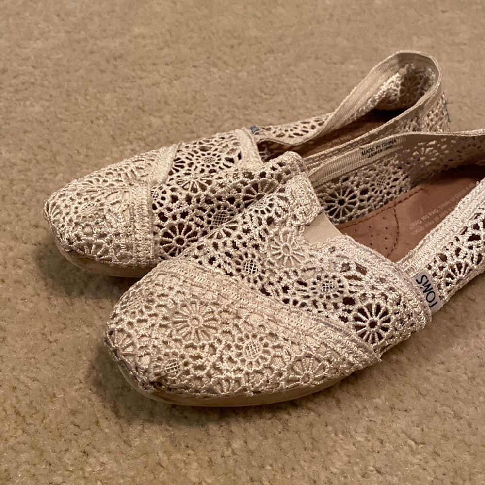Cream Lace Toms